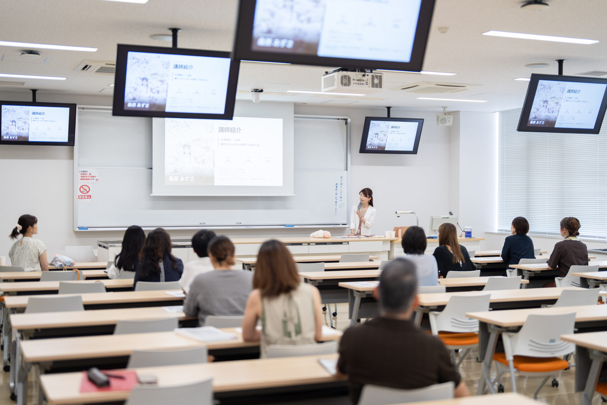 大学の教室で、幼児教育に関する研修を行う様子