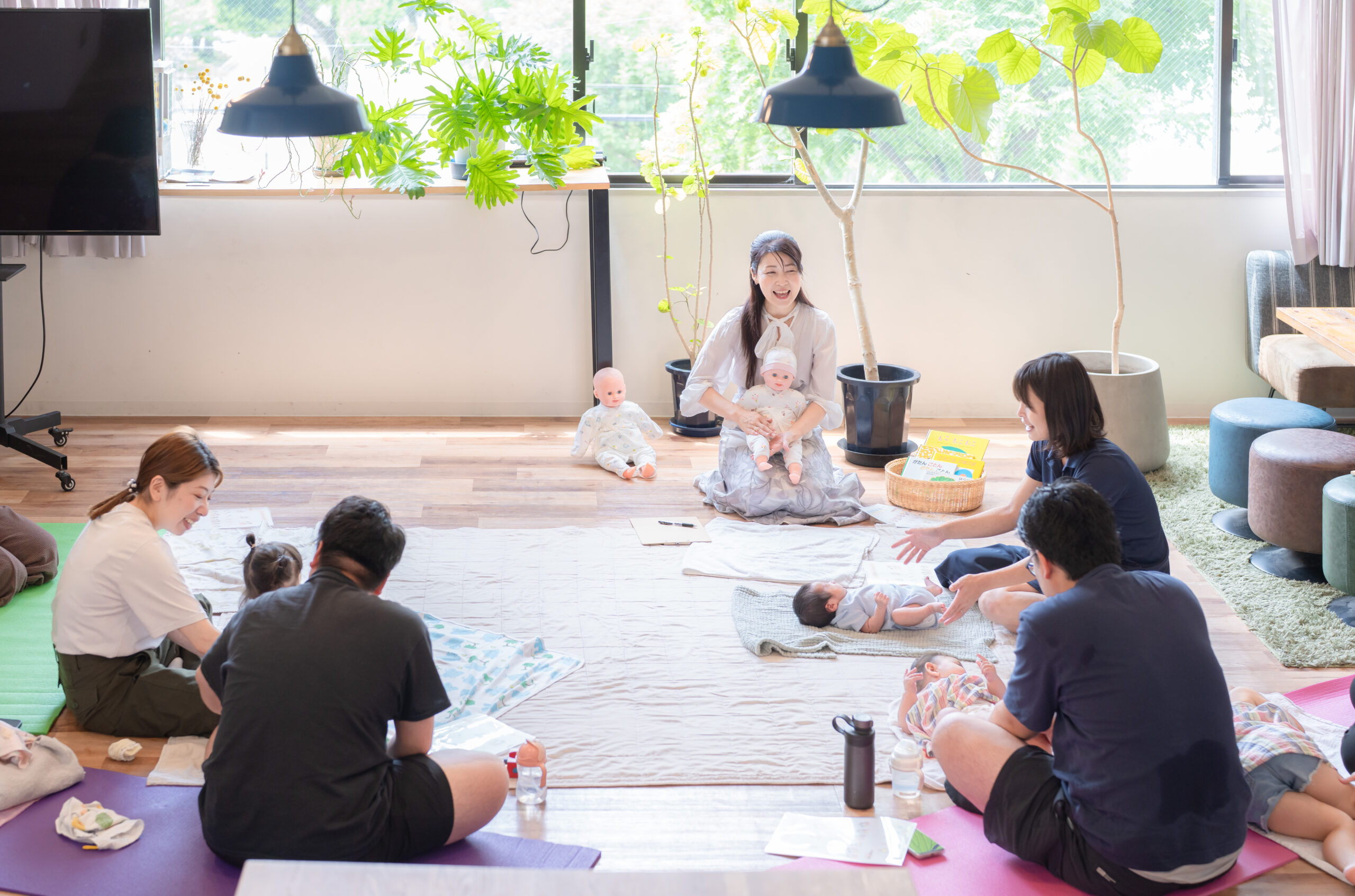 親子が集まり、ふれあい なでなであそびを楽しむ様子