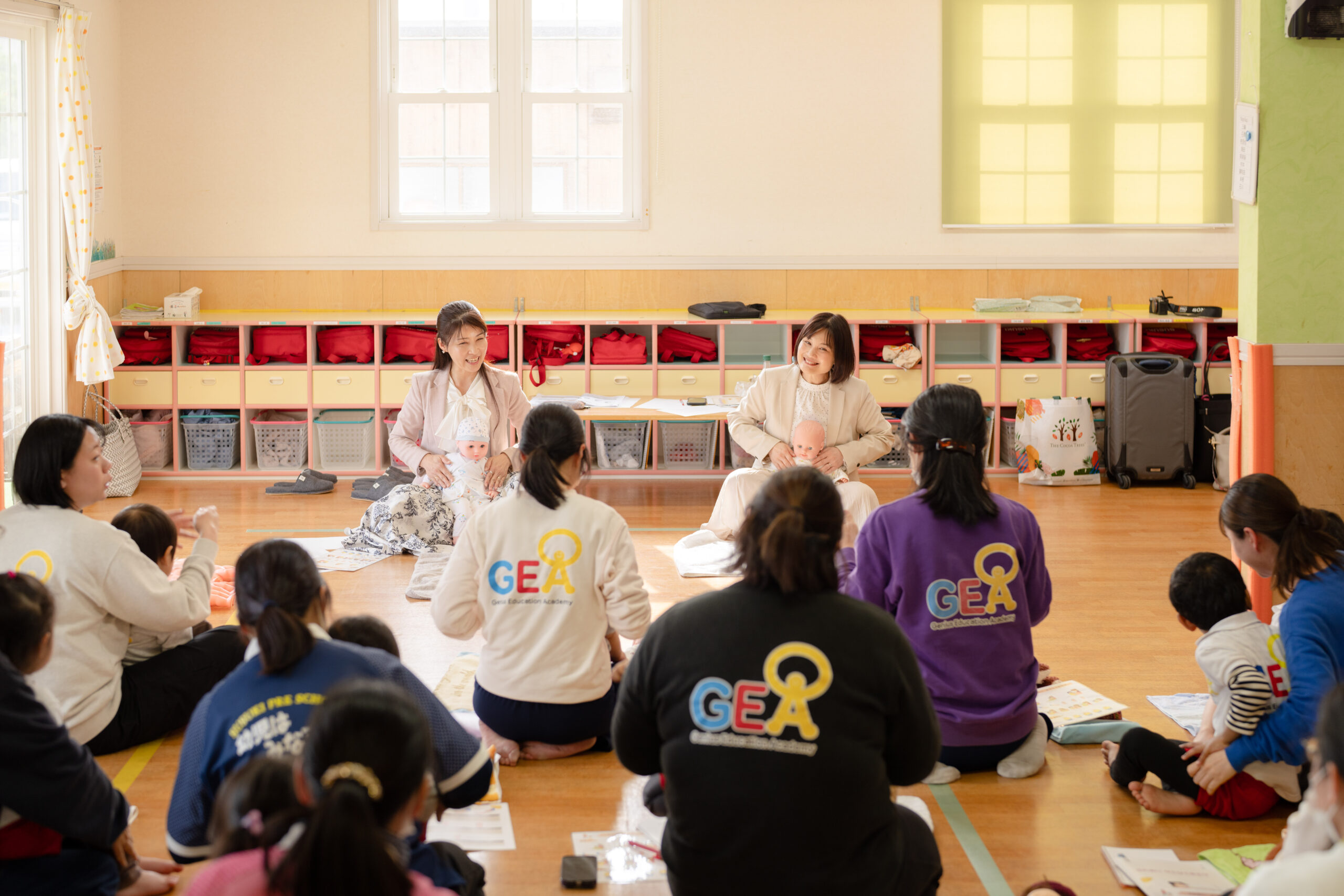 指導者認定研修で、受講者がふれあいの実技を学ぶ様子