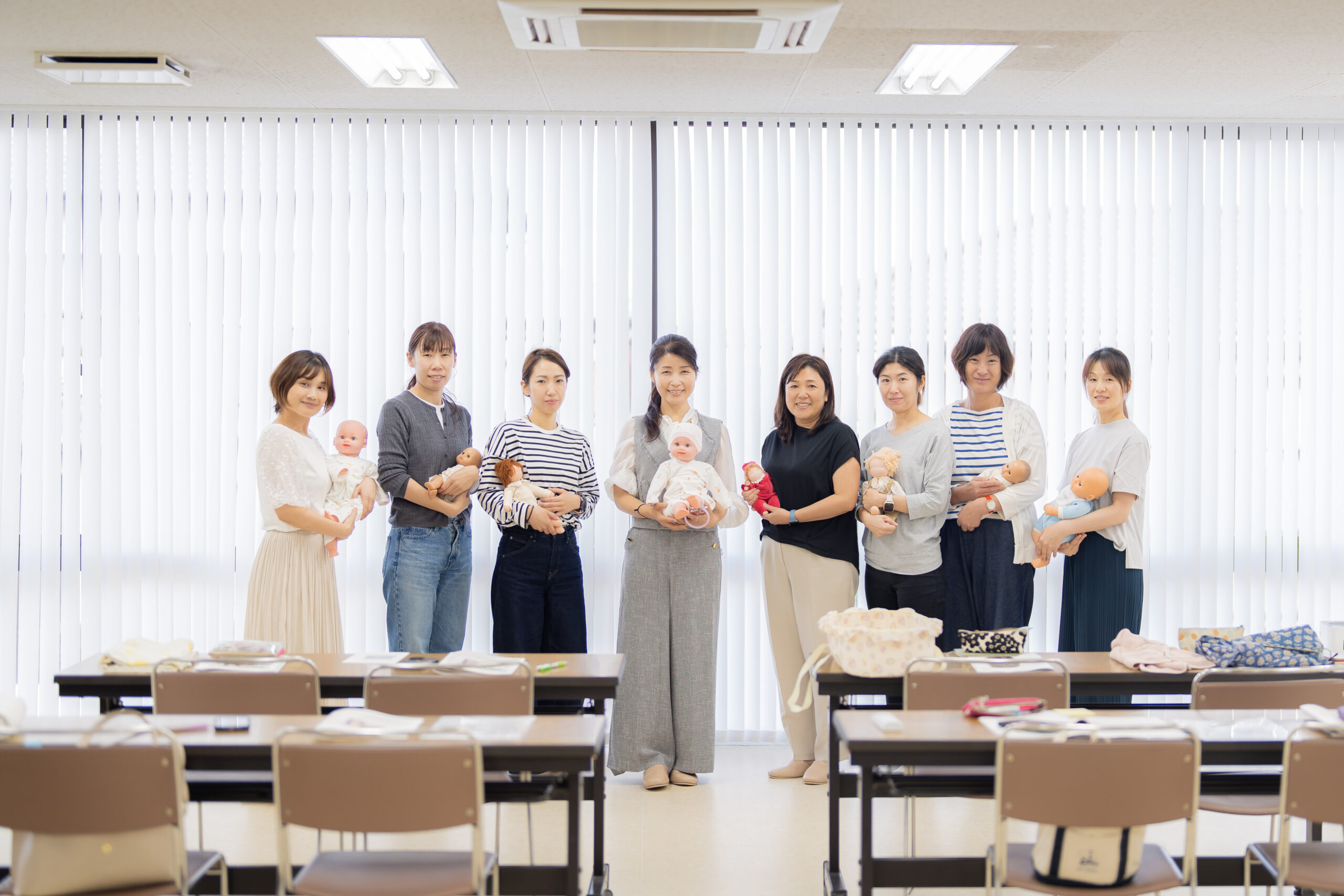人形を抱き、ふれあい なでなであそびを学んだ国内の皆さん
