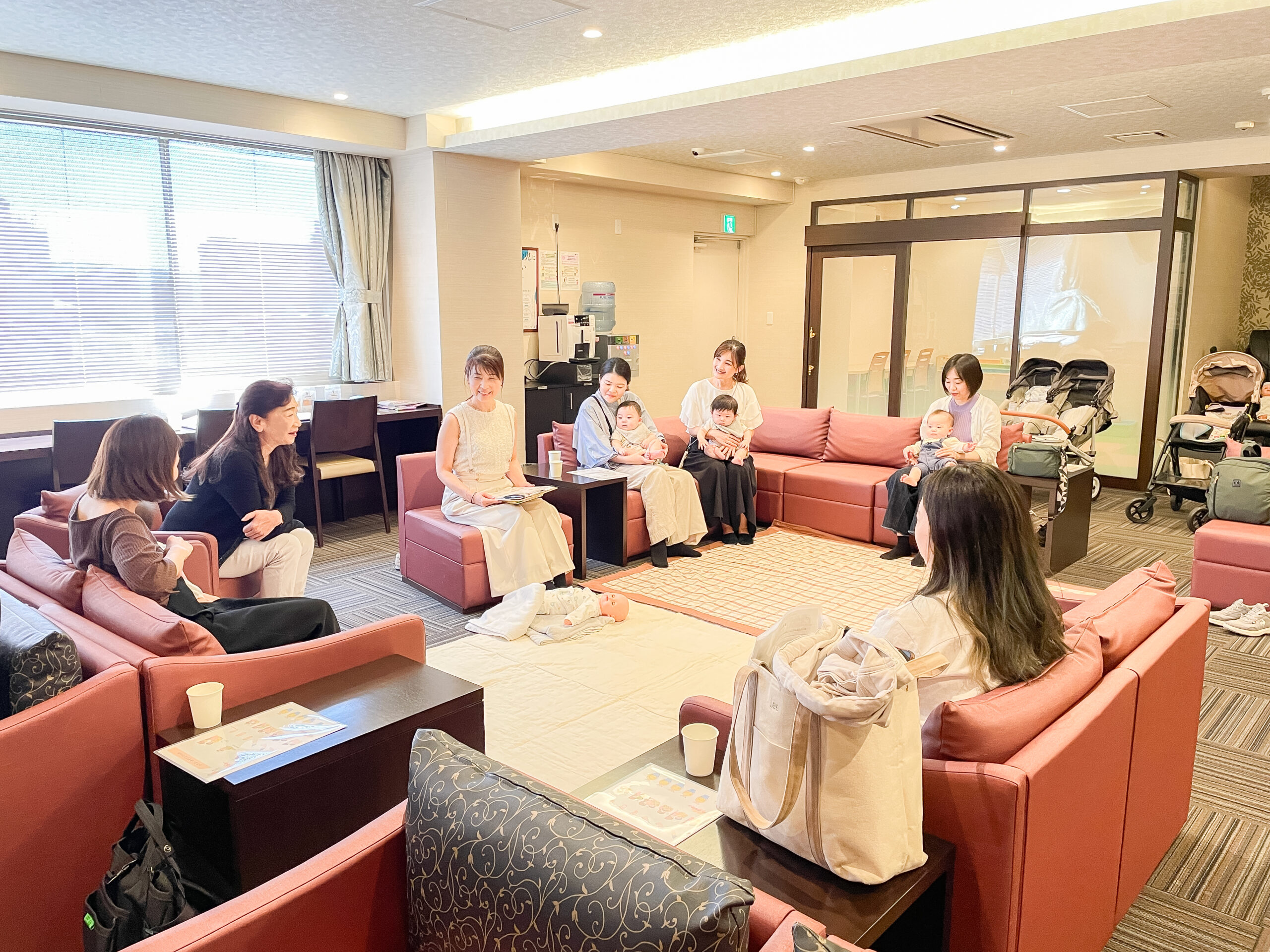 親子が集まり、地域でふれあいを育てる様子